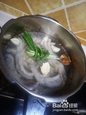 糯香鸭掌干锅怎么做？