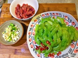 养生食补家常菜苦瓜炒肉的做法