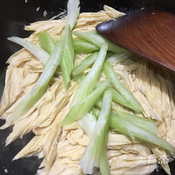 腐竹炒西芹的做法