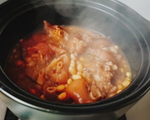 如何做美容养颜的黄豆炖猪蹄呢？