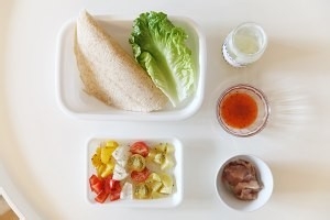 如何做烤鲜蔬甜辣酱鸡肉卷