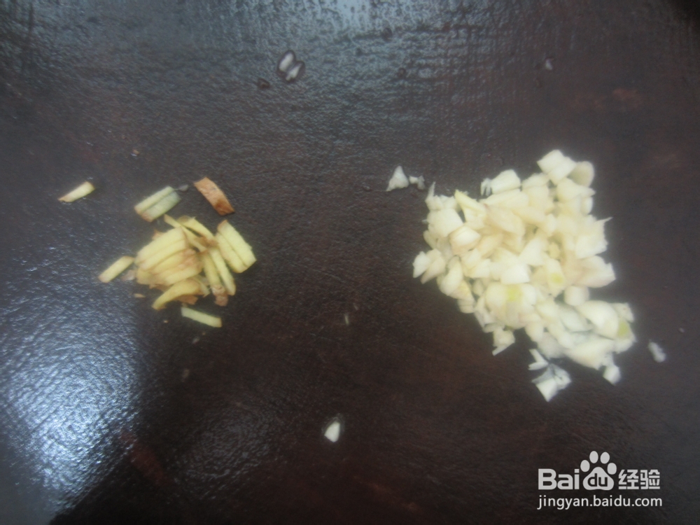 金针菜云耳蒸鸡翅根