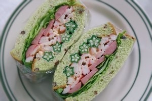 食补养生秋葵蟹柳香肠三明治的做法