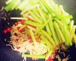 如何做芹菜辣炒银鱼干