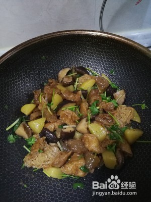 教你做出土豆香菇面筋烧牛筋