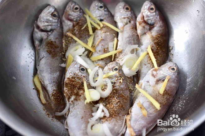 怎么做五香干炸大头宝鱼。