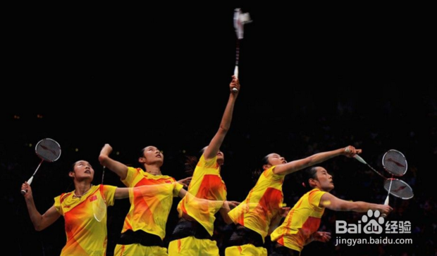 初学打羽毛球怎样发球