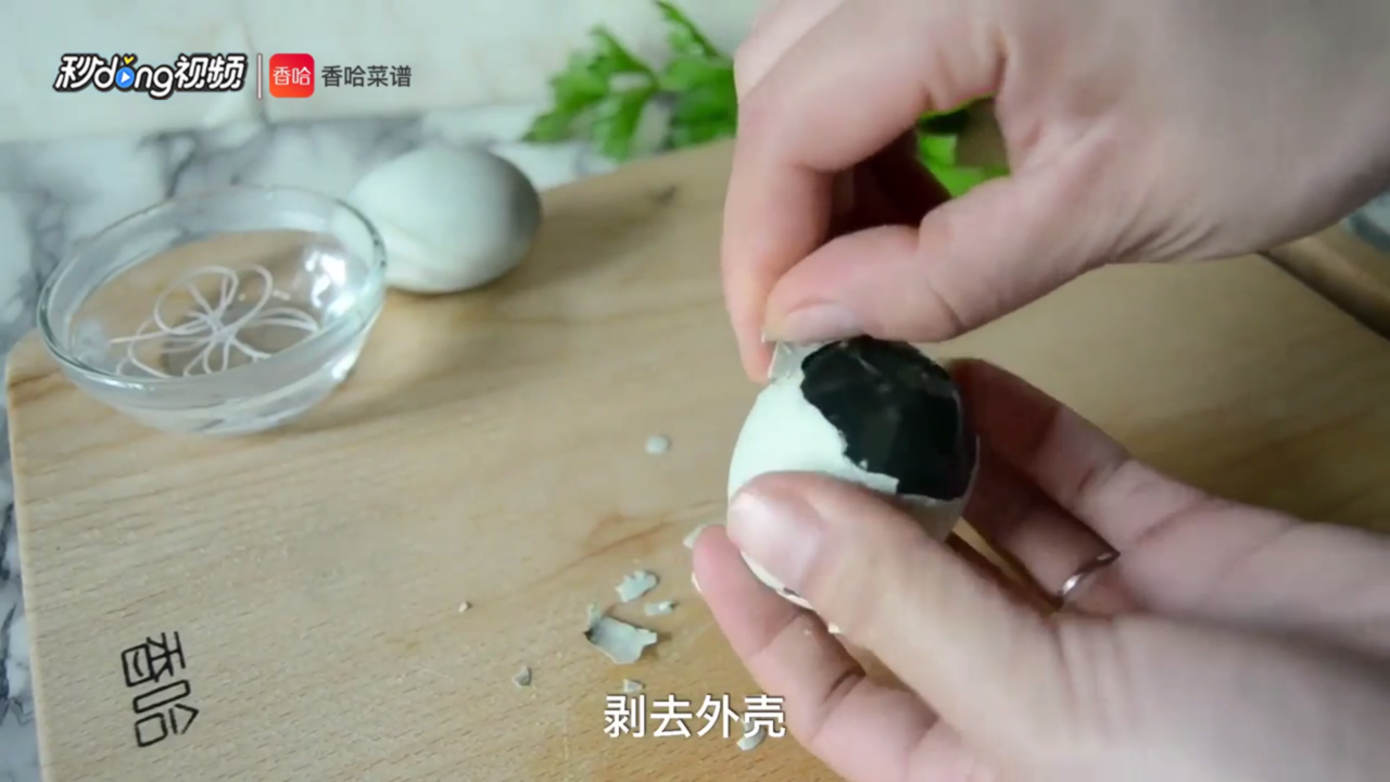 如何切松花蛋不粘刀