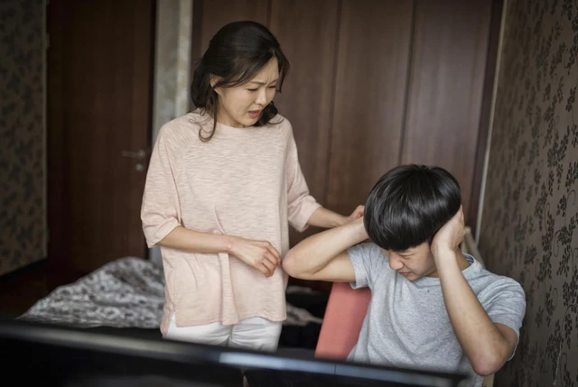 父亲骂女儿脏话侮辱性语言,妈妈该怎么处理