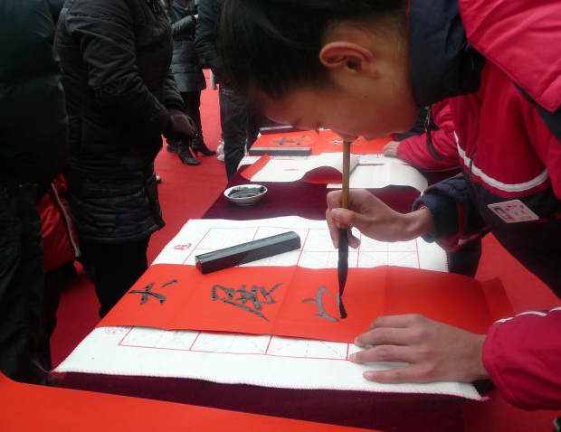 合家欢乐迎百福 满堂和顺庆平安 哪个是上联