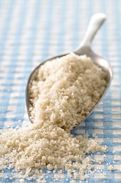 如何清理油腻腻的灶台？