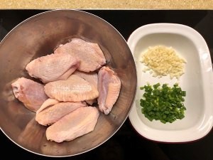 外脆里嫩的蒜香炸鸡翅