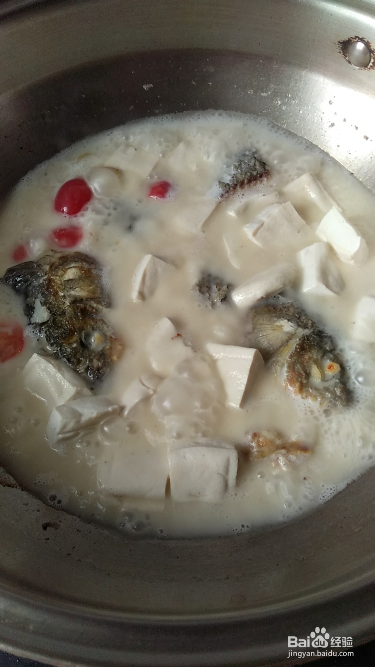 色香浓郁的鱼头豆腐汤