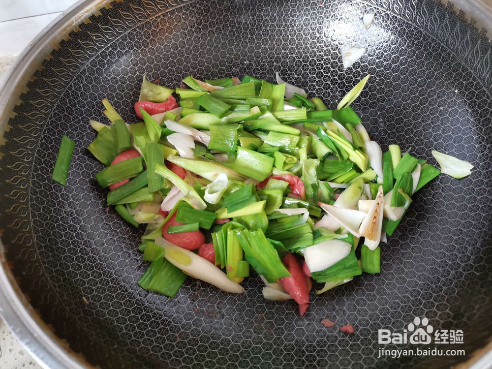 蒜苗红肠炒鸡蛋的做法