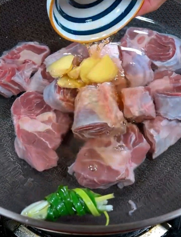 特色红烧小羊腿