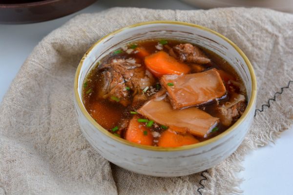 腔骨墨鱼胡萝卜汤