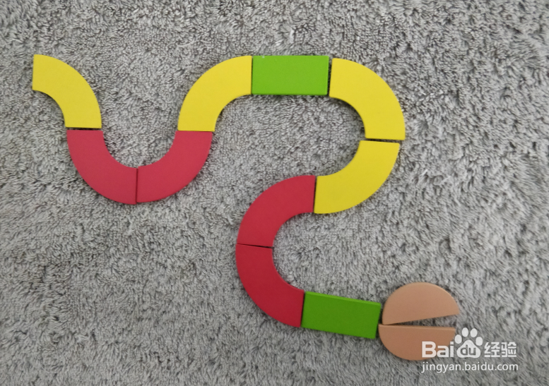 用蒙氏积木怎样拼一条蛇呢？