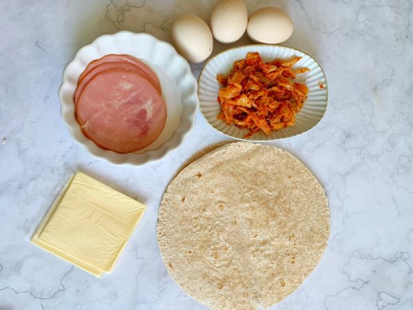 芝士泡菜火腿蛋卷饼和芒果酸奶