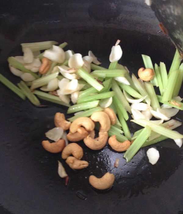 百合腰果炒芹菜