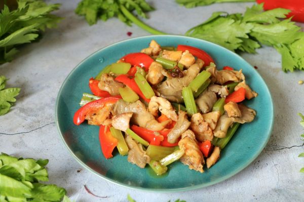 什锦鸡丁炒蘑菇