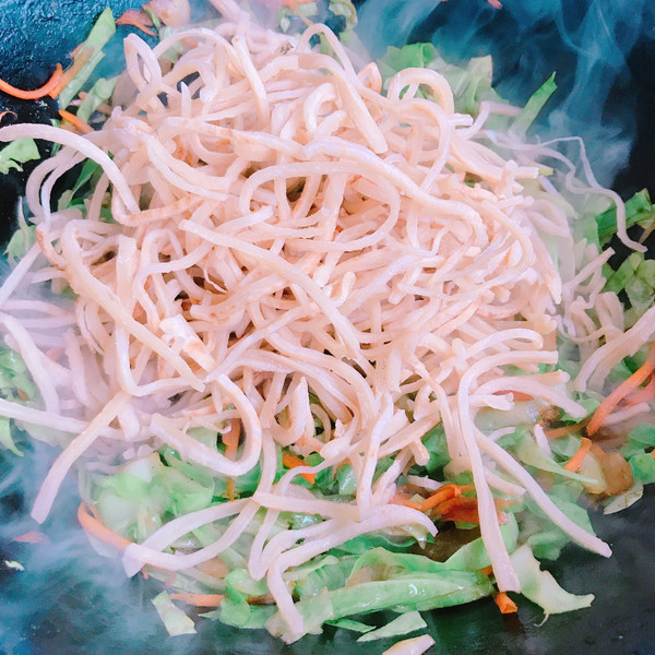 卷心菜炒饼盖蛋