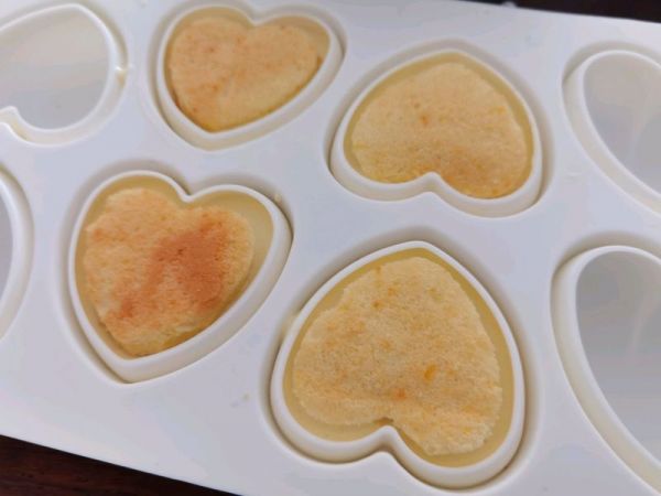 爱心白巧克力夹心慕斯蛋糕