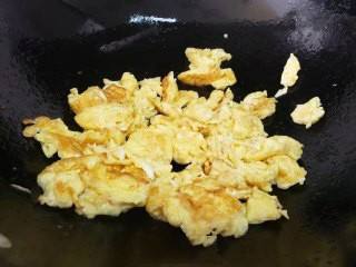 如何在家就能简单制作一份虾仁炒鸡蛋呢？