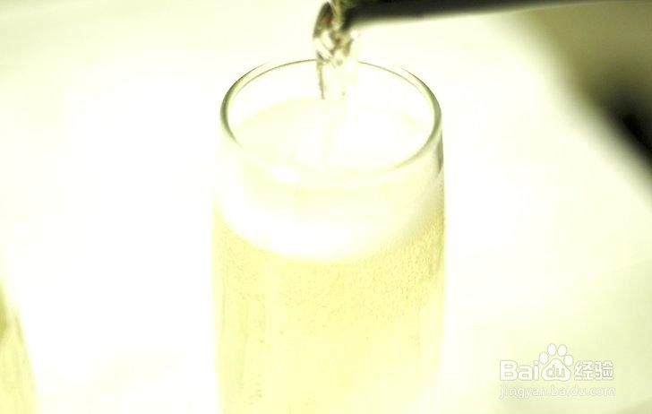 正确地倒一杯香槟酒