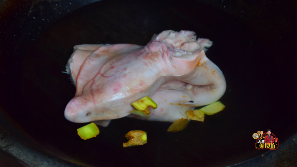 十三香卤猪耳朵