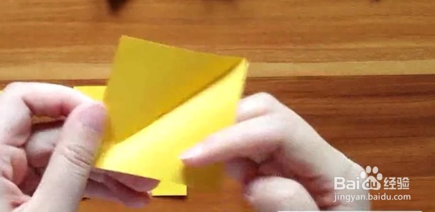 如何用折纸折出枫叶的形状