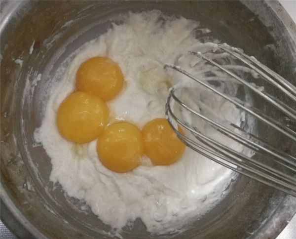 彩绘草莓蛋糕卷