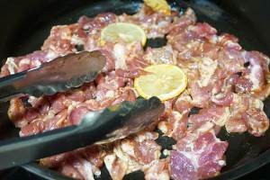 柠香梅花肉的做法