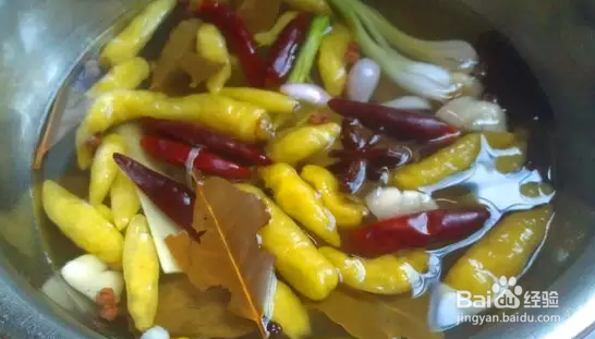泡椒鸡爪的做法。