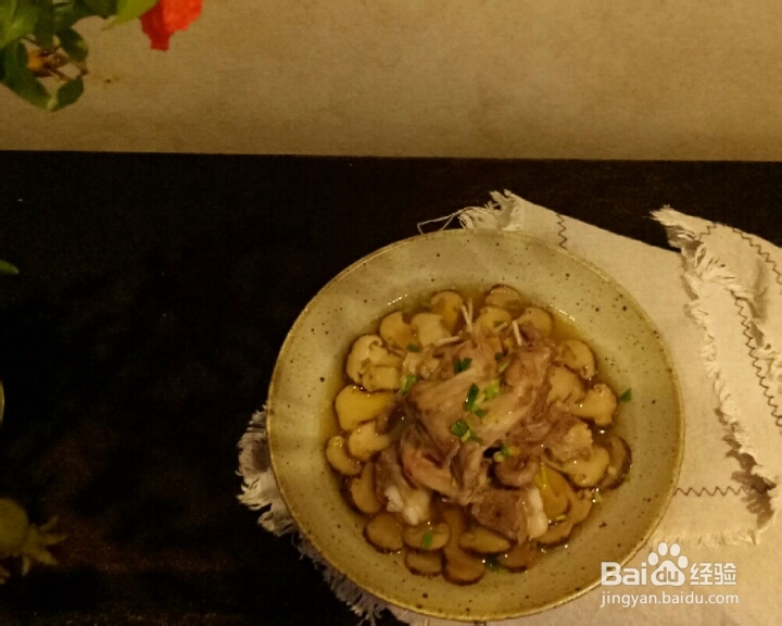 家常做法的松茸排骨鹌鹑