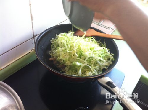 #我的拿手菜#教你烹饪美味的肉丝炒卷心菜