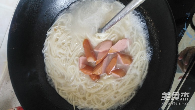 脆皮肠鸡蛋面条