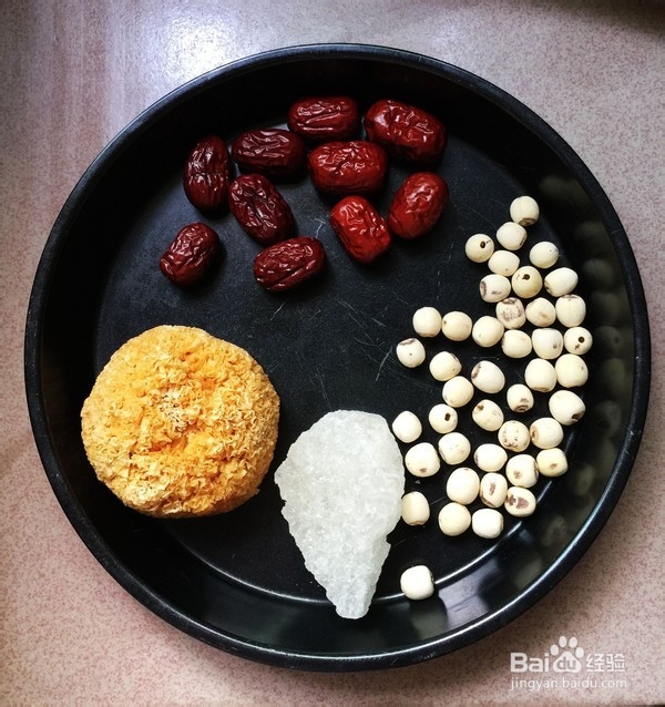 红枣莲子银耳汤的步骤