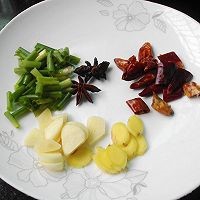 秘制五花肉炖土豆的做法