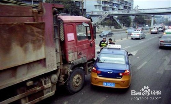 正常行驶时遇旁边车辆突然变道