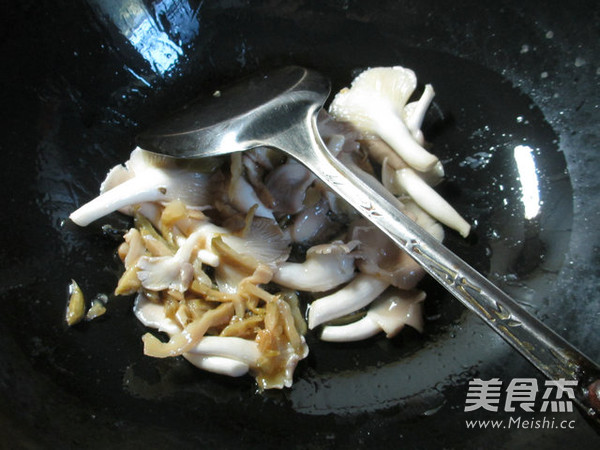 榨菜丝毛豆炒秀珍菇