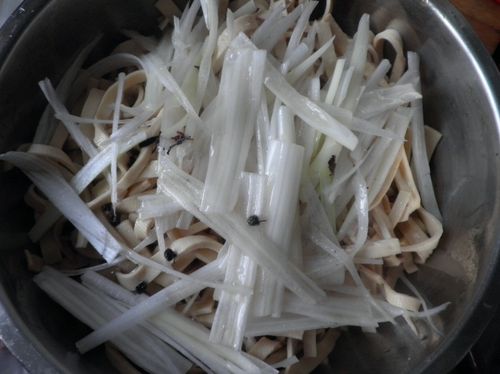 一吃上瘾--葱油炝拌豆腐皮