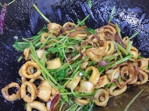 香芹爆炒小鱿鱼怎么更入味?