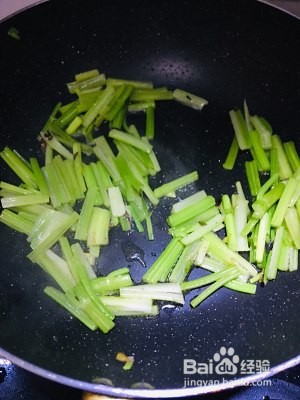 芹菜炒粉怎样做才更好吃