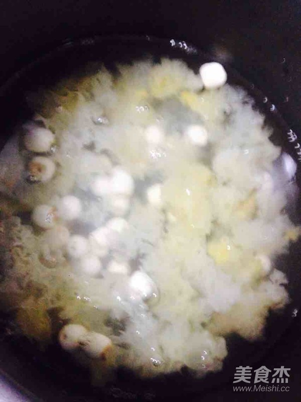 香蕉莲子桂圆红枣枸杞银耳汤