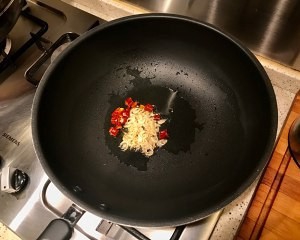 熏干拌菠菜的做法