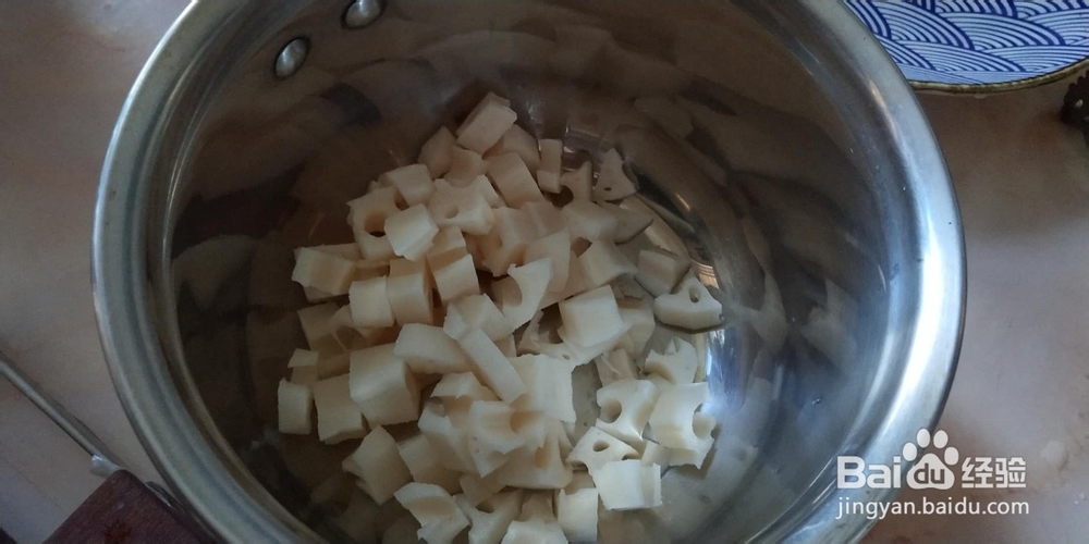 怎样制作美味的酸辣藕丁