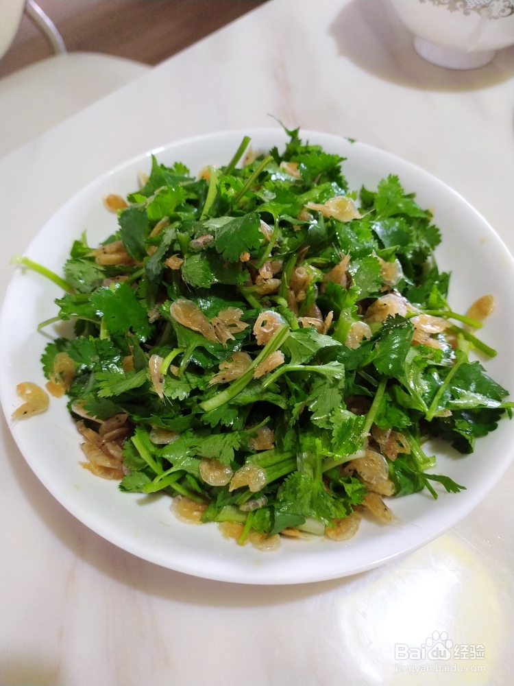 味美鲜香的凉拌虾皮香菜