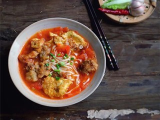 西红柿鸡蛋酥肉面怎么做？