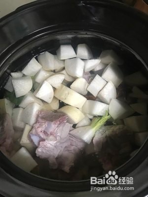 食补佳品萝卜猪骨汤的做法