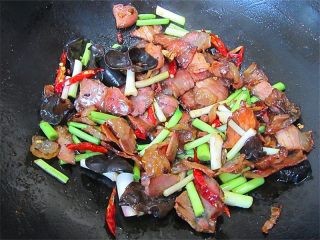 腊肉蒜香卷心菜的做法